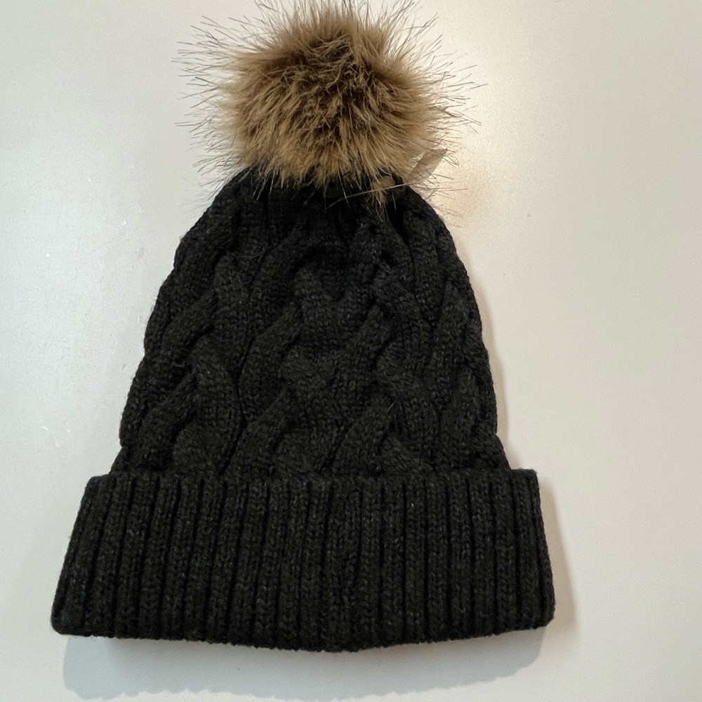 ♥️40% off Hat charcoal gray knit with Faux Fur Pom
Stretchy fabric one size. NWT